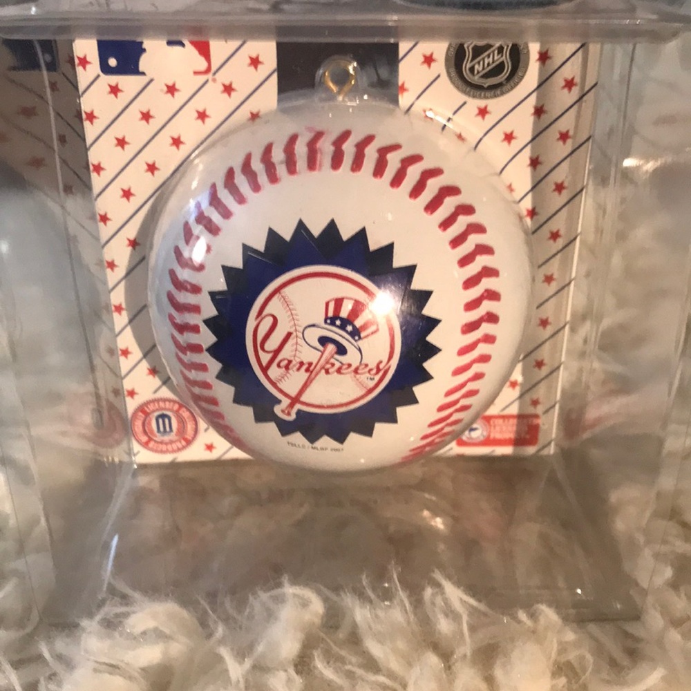 NWT ~NY YANKEES 2007 COLLECTORS SERIES ORNAMENT